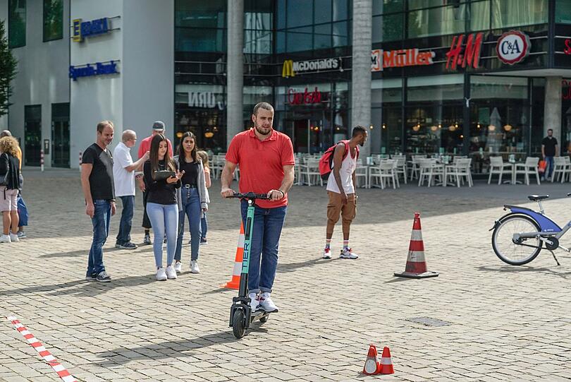 Auf dem Parcours konnten die Besucher des E-Scooter-Tags ihr fahrerisches Können unter Beweis stellen.
