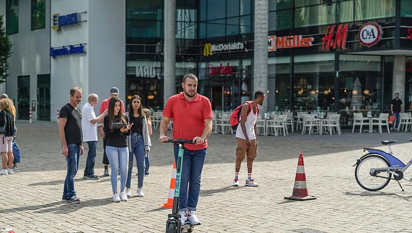 Auf dem Parcours konnten die Besucher des E-Scooter-Tags ihr fahrerisches Können unter Beweis stellen. Auf dem Parcours konnten die Besucher des E-Scooter-Tags ihr fahrerisches Können unter Beweis stellen.
