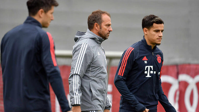 Hansi Flick (m.) lässt Philippe Coutinho (r.) vor allem auf der linken Außenbahn spielen.