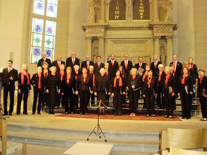 Der Klassik Chor München vor imposanter Kulisse.
