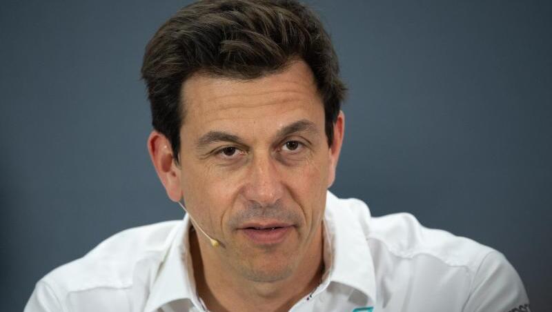 Ist mit der Leistung seiner beiden Formel-1-Piloten sehr zufrieden: Toto Wolff, Teamchef von Mercedes. Ist mit der Leistung seiner beiden Formel-1-Piloten sehr zufrieden: Toto Wolff, Teamchef von Mercedes.