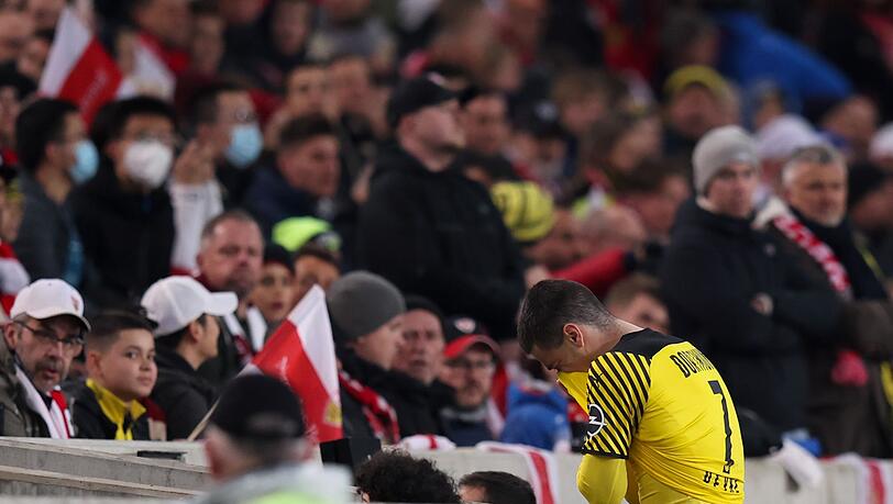 Dortmunds Giovanni Reyna geht verletzt in die Kabine.