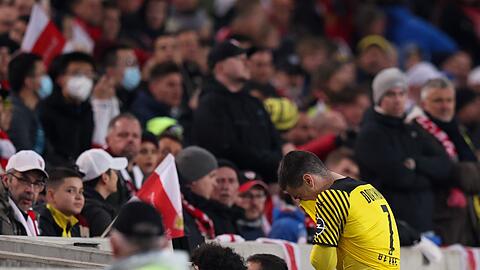 Dortmunds Giovanni Reyna geht verletzt in die Kabine.