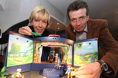 Die Playmobil-Geschäftsführer Andrea Schauer und Steffen Höpfner mit dem Kaspertheater.