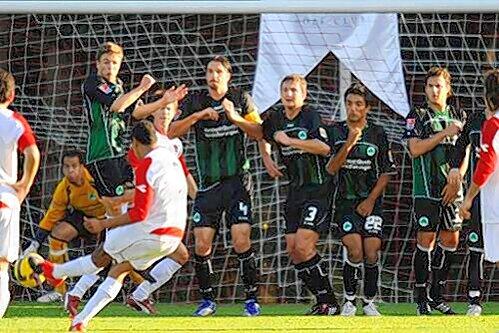 Komplett versammelt, aber leider nicht dicht: Die Fürther Abwehrmauer beim Testspiel gegen Gaziantespor.