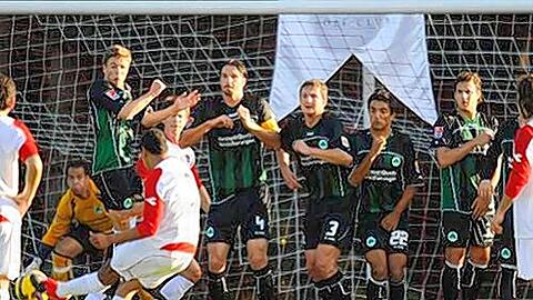 Komplett versammelt, aber leider nicht dicht: Die Fürther Abwehrmauer beim Testspiel gegen Gaziantespor.