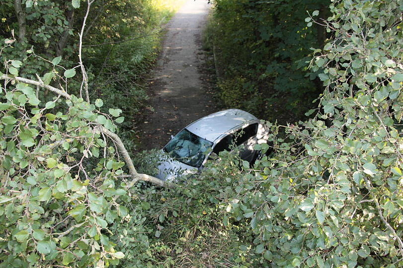 Zwischen Mühldorf und München kommt ein Münchner Fahrer von der Straße ab und fährt in eine Baumgruppe. Danach stürzt das Auto vier Meter tief. Wie schwer der Fahrer verletzt wird, ist unklar.