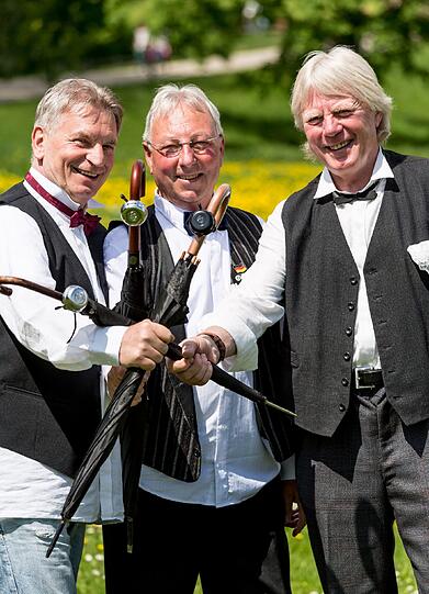 Wie jedes Jahr an Christi Himmelfahrt feiern die Herren der Schöpfung den Vatertag und ziehen mit Bollerwagen und Bier durch Wald und Flur. Wir zeigen die besten Bilder vom Vatertag!