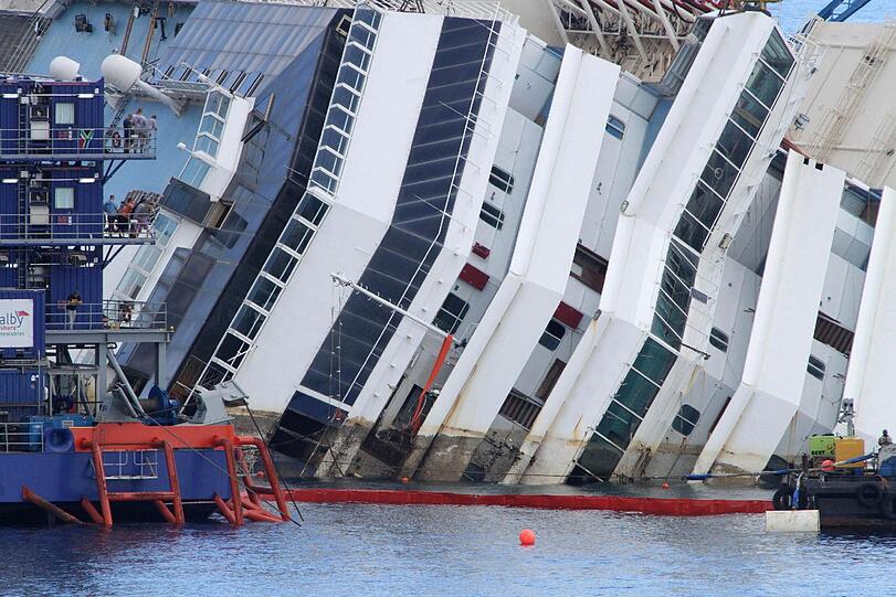 Der Bergungseinsatz am havarierten 
Kreuzfahrtschiff &bdquo;Costa Concordia&ldquo; hat sich am Montag deutlich 
verzögert. Die Aufrichtung des Schiffs vor der italienischen Insel 
Giglio werde voraussichtlich erst am Dienstag im Morgengrauen 
abgeschlossen sein. Die Bilder!