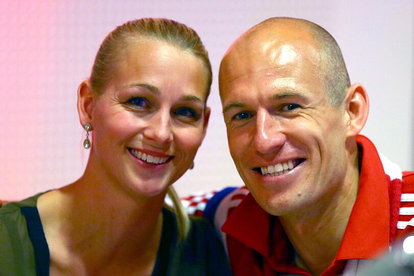 Die Bayern feiern: Nach dem Sieg gegen Borussia Dortmund im DFB-Pokalfinale lässt der FC Bayern in Berlin die Korken knallen. Hier die Feierbilder aus der Telekom-Zentrale.