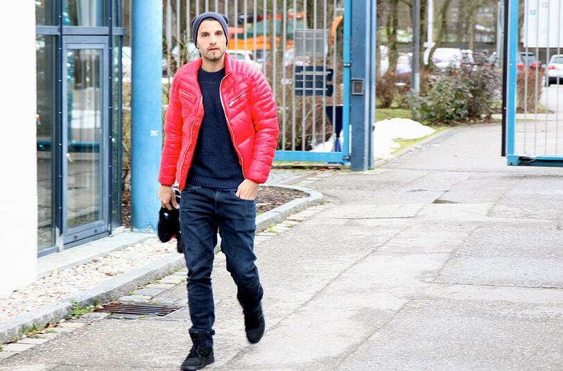 Valdet Rama in roter Jacke - ob das den Löwen-Fans gefällt?