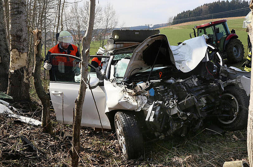 Bilder vom Unfall in Wald bei Altötting. Eine junge Fahranfängerin ist von der Fahrbahn abgekommen und gegen einen Baum geprallt.