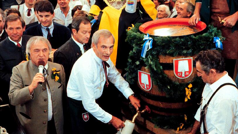Ozapft is! Der OB beim Anzapfen im Schottenhamel in den 80er Jahren.