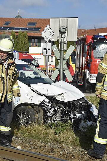 Der Mazda wurde von der S-Bahn erfasst und von den Schienen geschleudert. Der Fahrer hatte mehrere Schutzengel: Er erlitt nur einen Schock.