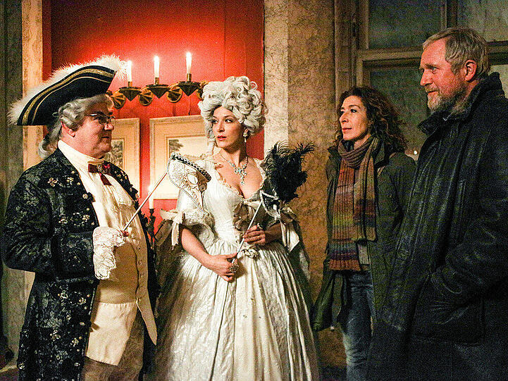 Moritz Eisner (H. Krassnitzer, r.) und Bibi Fellner (A. Neuhauser) auf dem Maskenball von Johannes Leopold Trachtenfels (U. Samel, li.) und seiner Frau (C. Frank).