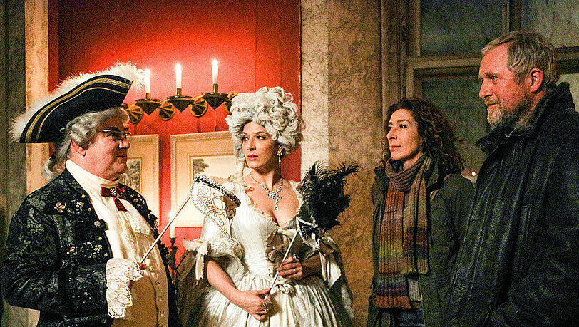 Moritz Eisner (H. Krassnitzer, r.) und Bibi Fellner (A. Neuhauser) auf dem Maskenball von Johannes Leopold Trachtenfels (U. Samel, li.) und seiner Frau (C. Frank). Moritz Eisner (H. Krassnitzer, r.) und Bibi Fellner (A. Neuhauser) auf dem Maskenball von Johannes Leopold Trachtenfels (U. Samel, li.) und seiner Frau (C. Frank).