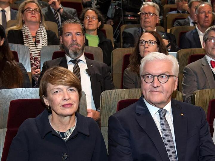 Bundespräsident Frank-Walter Steinmeier und seine Frau Elke Büdenbender nehmen im Gewandhaus Leipzig am Festakt zu 30 Jahren Friedliche Revolution teil.