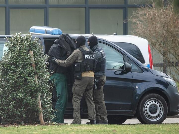 Der Generalbundesanwalt war am Freitag mit Razzien gegen die Gruppe vorgegangen und hatte die anderen zwölf Mitglieder oder Unterstützer festnehmen lassen.