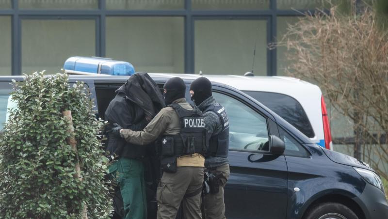Der Generalbundesanwalt war am Freitag mit Razzien gegen die Gruppe vorgegangen und hatte die anderen zwölf Mitglieder oder Unterstützer festnehmen lassen. Der Generalbundesanwalt war am Freitag mit Razzien gegen die Gruppe vorgegangen und hatte die anderen zwölf Mitglieder oder Unterstützer festnehmen lassen.
