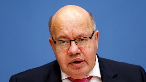 Altmaier steht seit längerem in der Kritik von Wirtschaftsverbänden. Sie werfen ihm eine schleppende Umsetzung staatlicher Finanzhilfen für Unternehmen und zu viel Bürokratie vor.