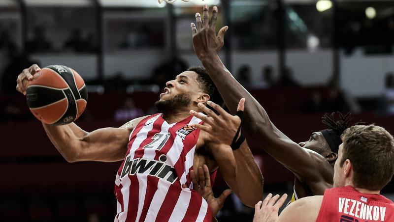 Augustine Rubit steigt 2020 im Trikot von Olympiakos zum Korb hoch.