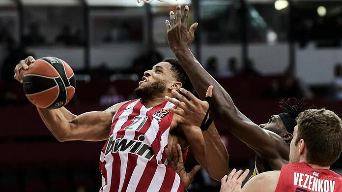 Augustine Rubit steigt 2020 im Trikot von Olympiakos zum Korb hoch.