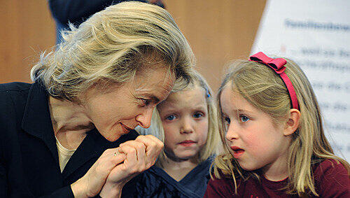 Ursula von der Leyen feiert sich für ihr Elterngeld. Ursula von der Leyen feiert sich für ihr Elterngeld.