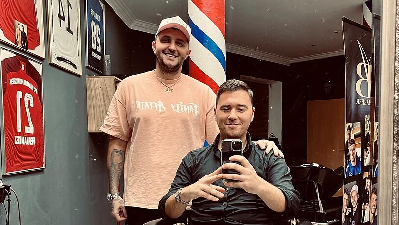 AZ-Redakteur Maximilian Koch (re.) besuchte "Alex The Barber" in seinem Laden in Geretsried.