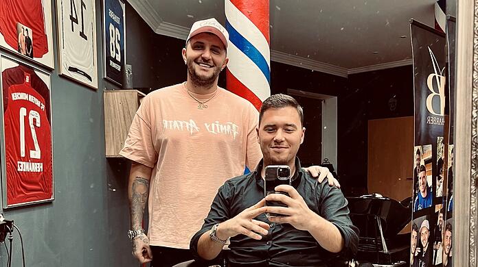 AZ-Redakteur Maximilian Koch (re.) besuchte "Alex The Barber" in seinem Laden in Geretsried.