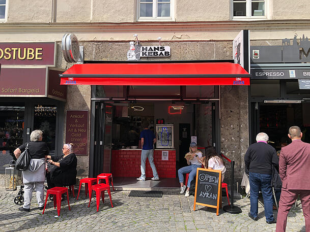 Wegen des Erfolgs in Schwabing hat Chef Cihan Anadologlu eine zweite Hans-Kebab-Filiale am Viktualienmarkt eröffnet. Auch diese ist gut besucht. Wegen des Erfolgs in Schwabing hat Chef Cihan Anadologlu eine zweite Hans-Kebab-Filiale am Viktualienmarkt eröffnet. Auch diese ist gut besucht.