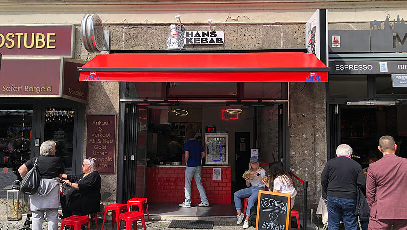 Wegen des Erfolgs in Schwabing hat Chef Cihan Anadologlu eine zweite Hans-Kebab-Filiale am Viktualienmarkt eröffnet. Auch diese ist gut besucht. Wegen des Erfolgs in Schwabing hat Chef Cihan Anadologlu eine zweite Hans-Kebab-Filiale am Viktualienmarkt eröffnet. Auch diese ist gut besucht.
