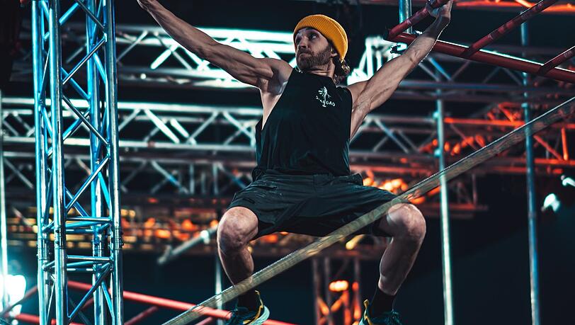Sport am menschlichen Limit: Als Athlet braucht man beim Ninja-Parcours neben Kraft auch Balance und Geschwindigkeit.