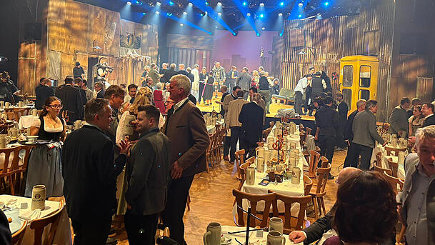 Nach dem Singspiel leert sich der Saal auf dem Nockherberg schnell.