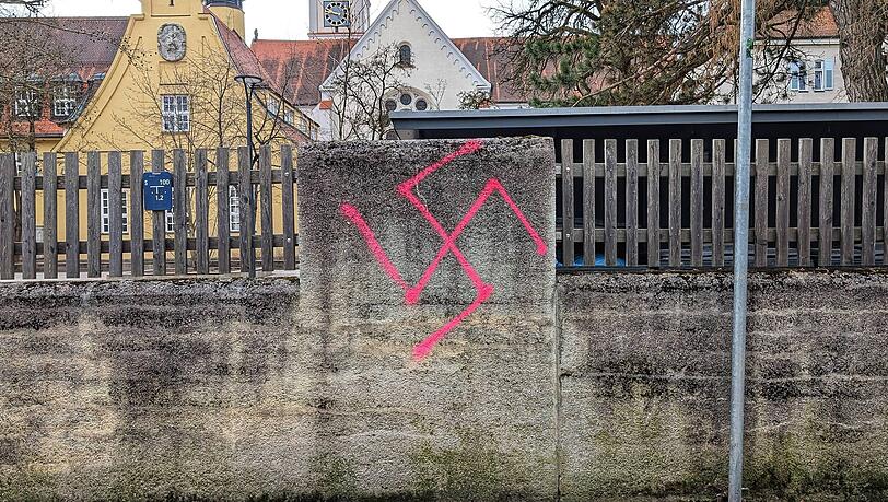 Im März wurden in Pasing Hakenkreuze und Symbole der Waffen SS auf Mauern gesprüht. Im März wurden in Pasing Hakenkreuze und Symbole der Waffen SS auf Mauern gesprüht.