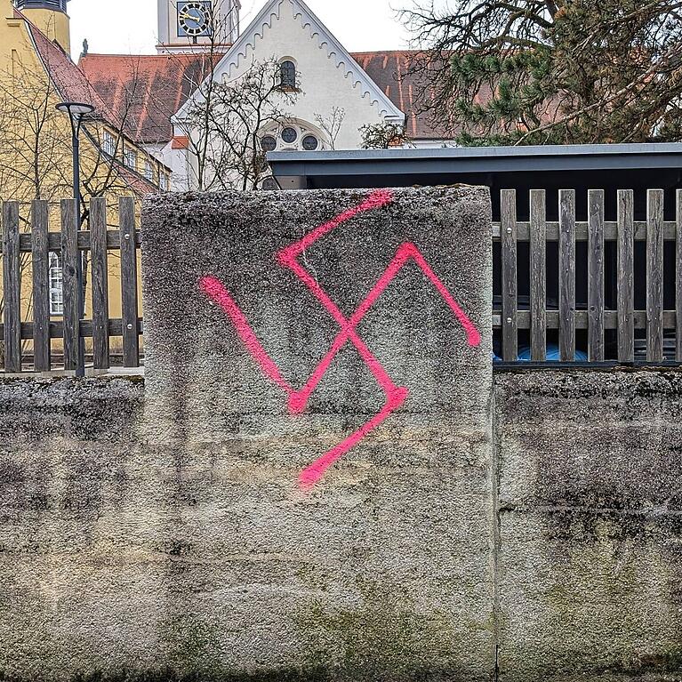 Im M&auml;rz wurden in Pasing Hakenkreuze und Symbole der Waffen SS auf Mauern gespr&uuml;ht.