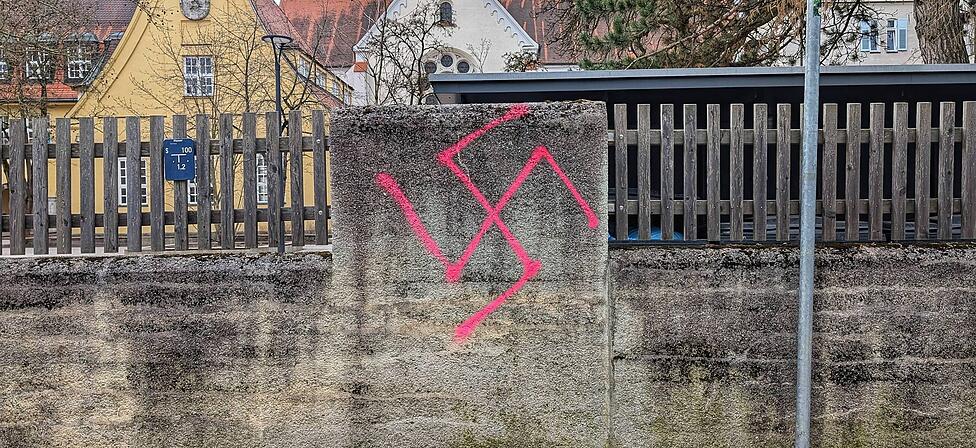 Im M&auml;rz wurden in Pasing Hakenkreuze und Symbole der Waffen SS auf Mauern gespr&uuml;ht.