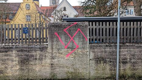 Im M&auml;rz wurden in Pasing Hakenkreuze und Symbole der Waffen SS auf Mauern gespr&uuml;ht.