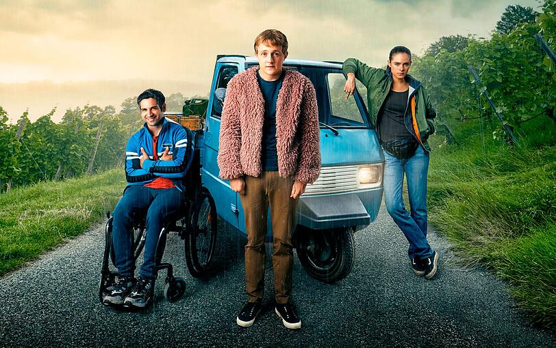 Flake (Jakob Schmidt, zweiter von links), Phillip (Daniel Rodic) und Kim (Emma Floßmann) begeben sich in "Sommer auf drei Rädern" auf einen unvergesslichen Roadtrip. Flake (Jakob Schmidt, zweiter von links), Phillip (Daniel Rodic) und Kim (Emma Floßmann) begeben sich in "Sommer auf drei Rädern" auf einen unvergesslichen Roadtrip.