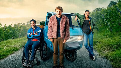Flake (Jakob Schmidt, zweiter von links), Phillip (Daniel Rodic) und Kim (Emma Flo&szlig;mann) begeben sich in "Sommer auf drei R&auml;dern" auf einen unvergesslichen Roadtrip.