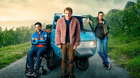 Flake (Jakob Schmidt, zweiter von links), Phillip (Daniel Rodic) und Kim (Emma Flo&szlig;mann) begeben sich in "Sommer auf drei R&auml;dern" auf einen unvergesslichen Roadtrip.