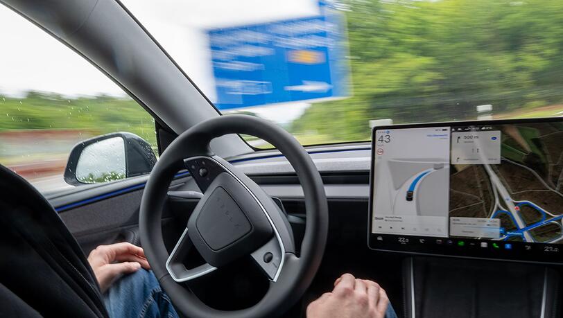 Die Menschen am Steuer m&uuml;ssen jederzeit bereit sein, die Kontrolle zu &uuml;bernehmen - doch der Name des Systems deutete bisher autonomes Fahren an. (Archivbild)