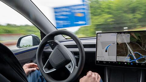Die Menschen am Steuer m&uuml;ssen jederzeit bereit sein, die Kontrolle zu &uuml;bernehmen - doch der Name des Systems deutete bisher autonomes Fahren an. (Archivbild)