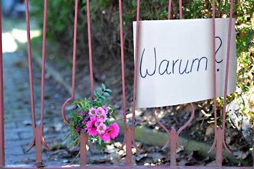 Kerzen und Blumen für die tote Lea