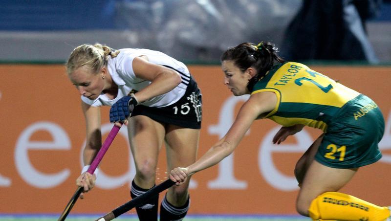 Heißes Duell - Hannah Krüger (l.) kämpft mit der Australierin um den Ball. Heißes Duell - Hannah Krüger (l.) kämpft mit der Australierin um den Ball.