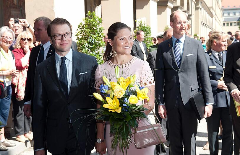 Victoria ist zum ersten Mal Mutter geworden. Die 34-Jährige brachte am frühen Donnerstagmorgen (23.02.12) eine Tochter zur Welt - wurde die Mini-Prinzessin etwa in München gezeugt? Fest steht vor neun Monaten waren Victoria und Gatte Daniel zu Besuch in der Weltstadt mit Herz - hier die Bilder...