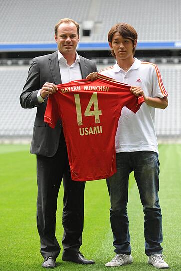 Usami wird offiziell in der Allianz Arena vorgestellt. Die Bilder