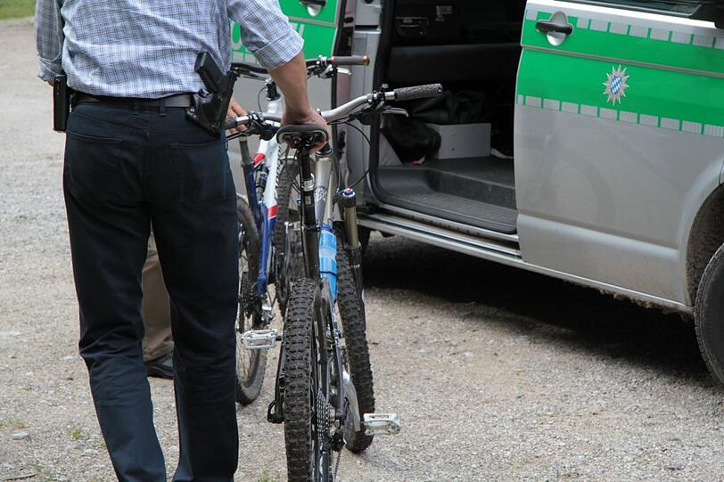 Ermittler mit einem der beiden Mountainbikes.