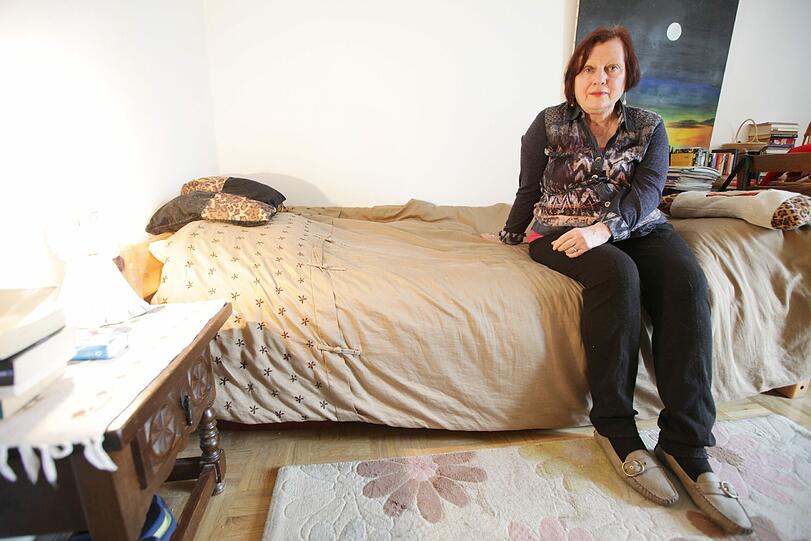 Brigitte D. in ihrer kleinen Wohnung.