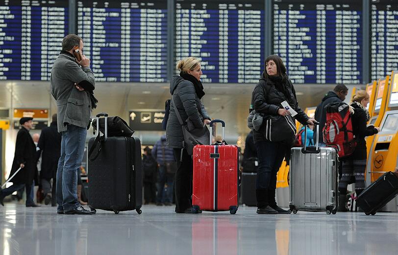 Lange Warteschlangen an den Schaltern, endloses Warten in den Terminals und fast jeder zweite Flug der Lufthansa fällt streikbedingt aus. Die Bilder vom Flughafen.