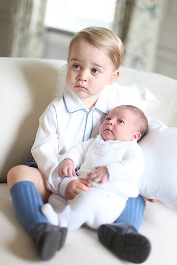 Stolz hält der britische Thronfolger Prinz George seine kleine Schwester, Prinzessin Charlotte, im Arm.